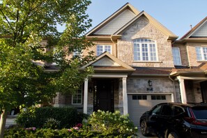 Exterior - Cozy Niagara-on-the-lake Townhome, minutes from wineries and shops! (Niagara-on-the-Lake)