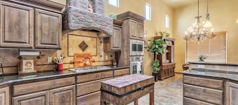 Relax & Rejuvenate: Pool, Sauna & Gym 3 Bedroom Home by RedAwning