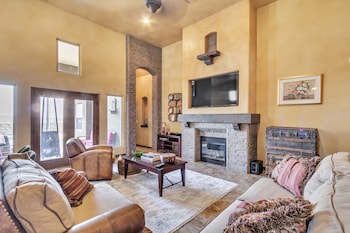 Relax & Rejuvenate: Pool, Sauna & Gym 3 Bedroom Home by RedAwnin