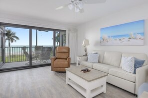 Condo, 2 habitaciones | Área de sala de estar