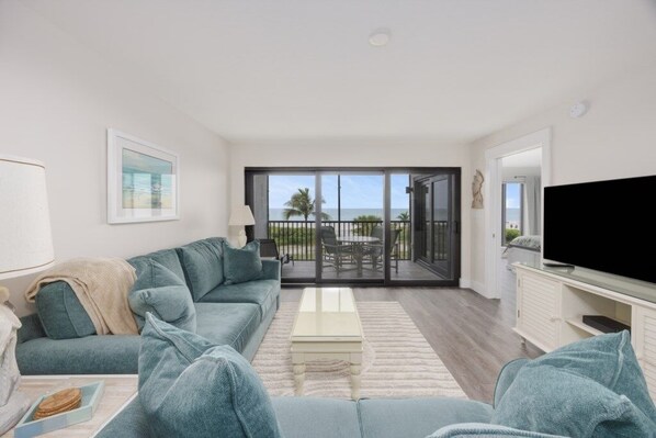 Condo, 2 chambres | Aire de séjour