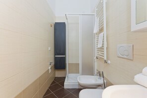 Ducha, secador de pelo, bidet, toallas