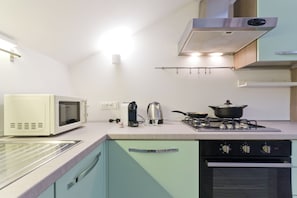 Réfrigérateur, four à micro-ondes, un four, surface de cuisson