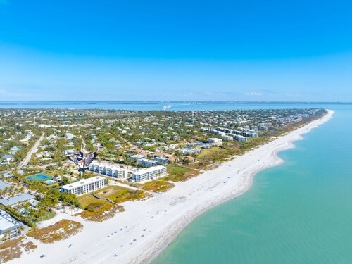 Pelicans Roost 304 2 Bedroom Condo by RedAwning