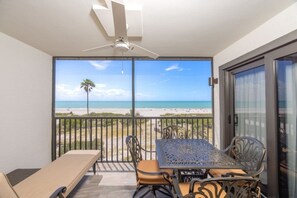 Condo, 2 phòng ngủ | Khu ẩm thực ngoài trời