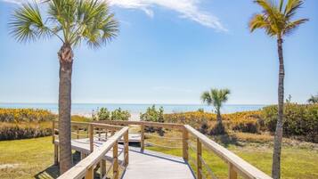 Condo, 2 Bedrooms | Property grounds