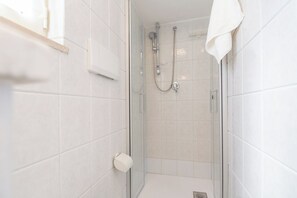 Dusj, hårføner, bidé og håndklær