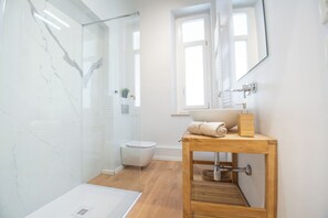 Dutxa, assecador de cabells, bidet i tovalloles 