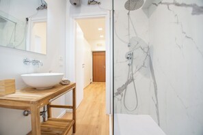 Douche, sèche-cheveux, bidet, serviettes fournies