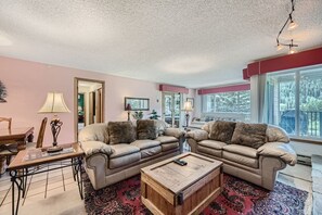 Appart'hôtel, 2 chambres | Coin séjour | TV connectée