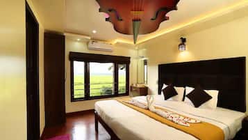 5 bedrooms, iron/ironing board, WiFi, bed sheets