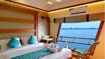 5 bedrooms, iron/ironing board, WiFi, bed sheets