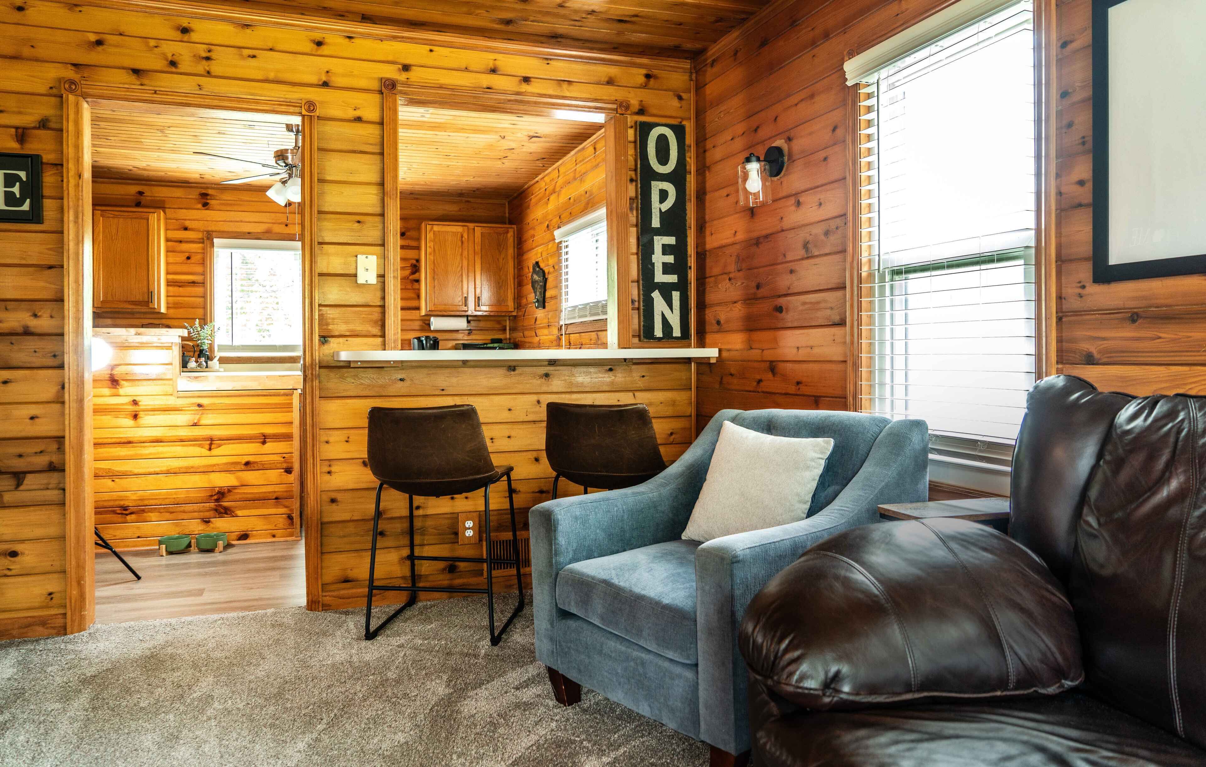 The Clover Cottage – Cozy Geneva Home for 6, Pet Friendly! Walk to Downtown
