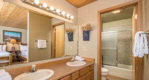 Een haardroger, handdoeken