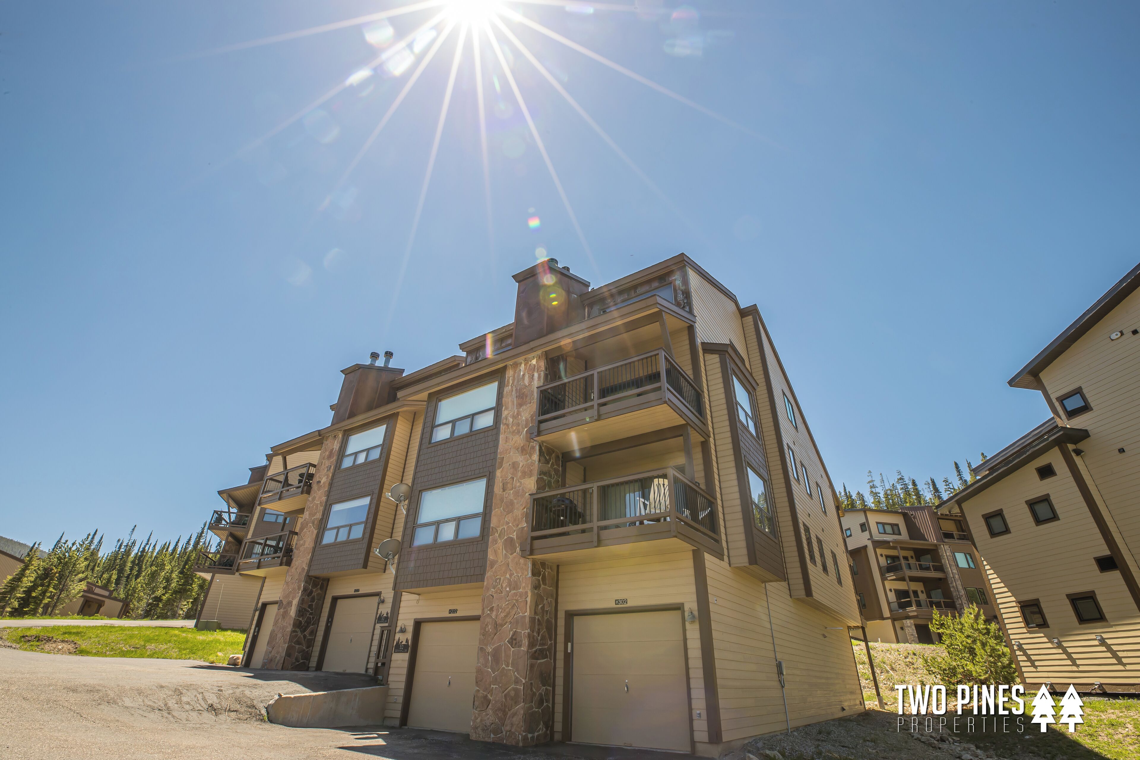 Winter Wonderland! Ski-in Ski-out Condo Private Hot Tub Fireplace Grill Next to