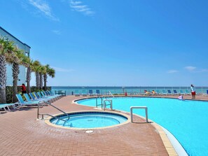 Una piscina techada, una piscina climatizada