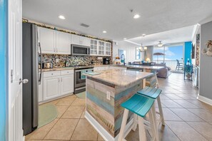 Refrigerador, microondas, horno, placa de cocina