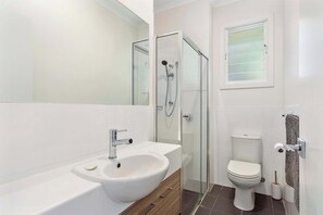 Shower - The Cutting Colman Pl, Port Elliot (Port Elliot)