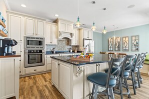 Frigorífico, microondas y cafetera o tetera