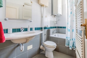 Studio – honeymoon (Cozy Studio in the Center of Zagreb) | Bad | Kombinert dusj/badekar, hårføner, håndklær og såpe