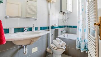 Studio – honeymoon (Cozy Studio in the Center of Zagreb) | Bad | Kombinert dusj/badekar, hårføner, håndklær og såpe
