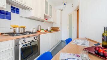 Studio – honeymoon (Cozy Studio in the Center of Zagreb) | Eget kjøkken | Kjøleskap, ovn, kokeplater og oppvaskmaskin