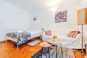 Studio – honeymoon (Cozy Studio in the Center of Zagreb) | Oppholdsrom | En 21-tommers Flatskjerm-TV med kabel-kanaler samt TV
