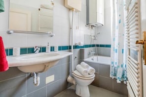 Honeymoon Studio, Air conditioning (Cozy Studio in the Center of Zagreb) | Bathroom | Combined shower/tub, hair dryer, towels, soap
