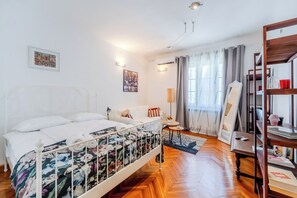 Studio – honeymoon (Cozy Studio in the Center of Zagreb) | Strykejern/-brett, wi-fi (inkludert) og sengetøy