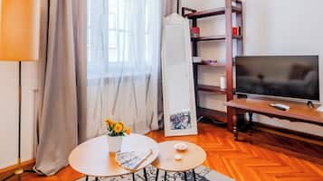 Estudio de luna de miel (Cozy Studio in the Center of Zagreb) | Sala de estar | Televisión de pantalla plana de 21 pulgadas con canales por cable