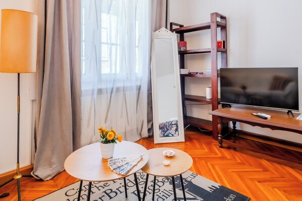 Honeymoon Studio (Cozy Studio in the Center of Zagreb) | Living room | 21-inch flat-screen TV with cable channels, TV
