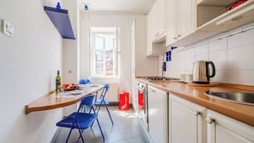 Estudio de luna de miel (Cozy Studio in the Center of Zagreb) | Cocina privada | Frigorífico, horno, placa de cocina y lavavajillas