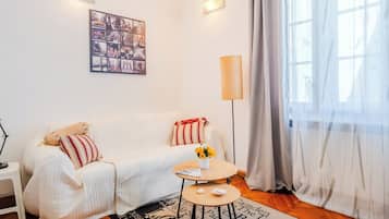 Estudio de luna de miel (Cozy Studio in the Center of Zagreb) | Sala de estar | Televisión de pantalla plana de 21 pulgadas con canales por cable