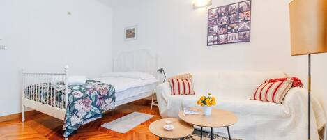 Estudio de luna de miel (Cozy Studio in the Center of Zagreb) | Sala de estar | Televisión de pantalla plana de 21 pulgadas con canales por cable