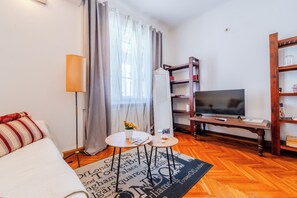 Studio – honeymoon (Cozy Studio in the Center of Zagreb) | Oppholdsområde | En 21-tommers Flatskjerm-TV med kabel-kanaler samt TV