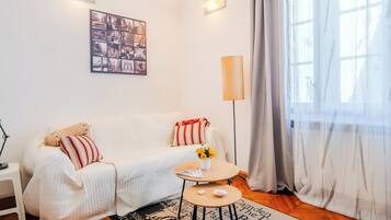 Honeymoon Studio (Cozy Studio in the Center of Zagreb) | Living area | 21-inch flat-screen TV with cable channels, TV