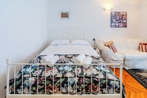 Honeymoon Studio (Cozy Studio in the Center of Zagreb) | Iron/ironing board, free WiFi, bed sheets - Cozy Studio in the Center of Zagreb (Zagreb)