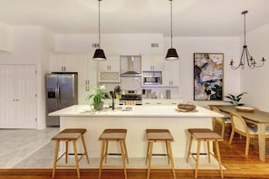 Fridge, microwave, oven, stovetop - The Modern State, Stylish | Central | Historic (Savannah)