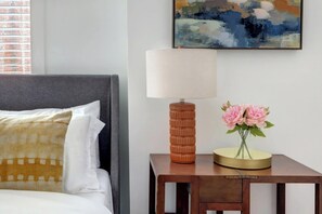 2 bedrooms, iron/ironing board, WiFi, bed sheets - The Modern State, Stylish | Central | Historic (Savannah)