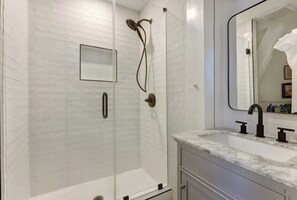 Shower, hair dryer, soap, shampoo - The Modern State, Stylish | Central | Historic (Savannah)