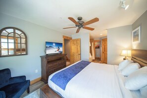 2 bedrooms, iron/ironing board, WiFi, bed sheets - Ground-Floor Townhome with Amazing Mountain Views! (Keystone)