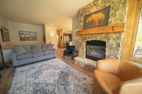 Smart TV, fireplace - Ground-Floor Townhome with Amazing Mountain Views! (Keystone)