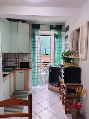 KĂŒhlschrank, Mikrowelle, Ofen, Herdplatte