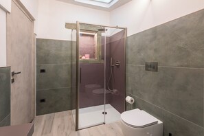 A modern bathroom with a glass-enclosed shower, a toilet, and a sink. - Ramaglianti Hidden Gem by Mmega (Florence)