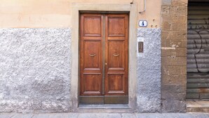 A double wooden door with a brass handle, set in a stone wall with a number '4' sign above it. - Ramaglianti Hidden Gem by Mmega (Florence)