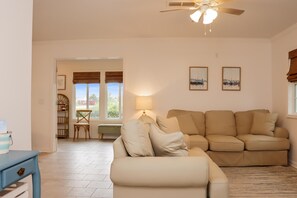 Casa, várias camas (1st Street Bungalow) | Área de estar