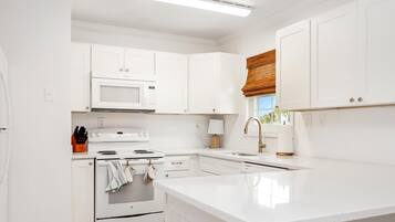 House, Multiple Beds (1st Street Bungalow) | Private kitchen