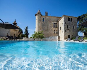 Outdoor pool, a heated pool - Château de Belmont Ste Foi - a place steeped in history ! (Belmont-Sainte-Foi)