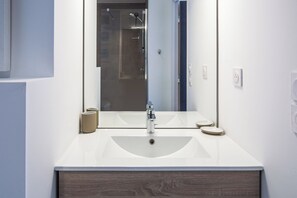 Dusche, Haartrockner, Handtücher, Shampoo