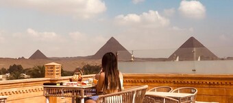 Taj pyramids view inn
